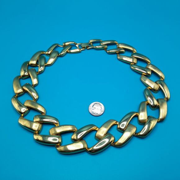 Vintage Chain Choker Necklace, Interlocking Gold Tone, 1980s - Picture 10 of 11